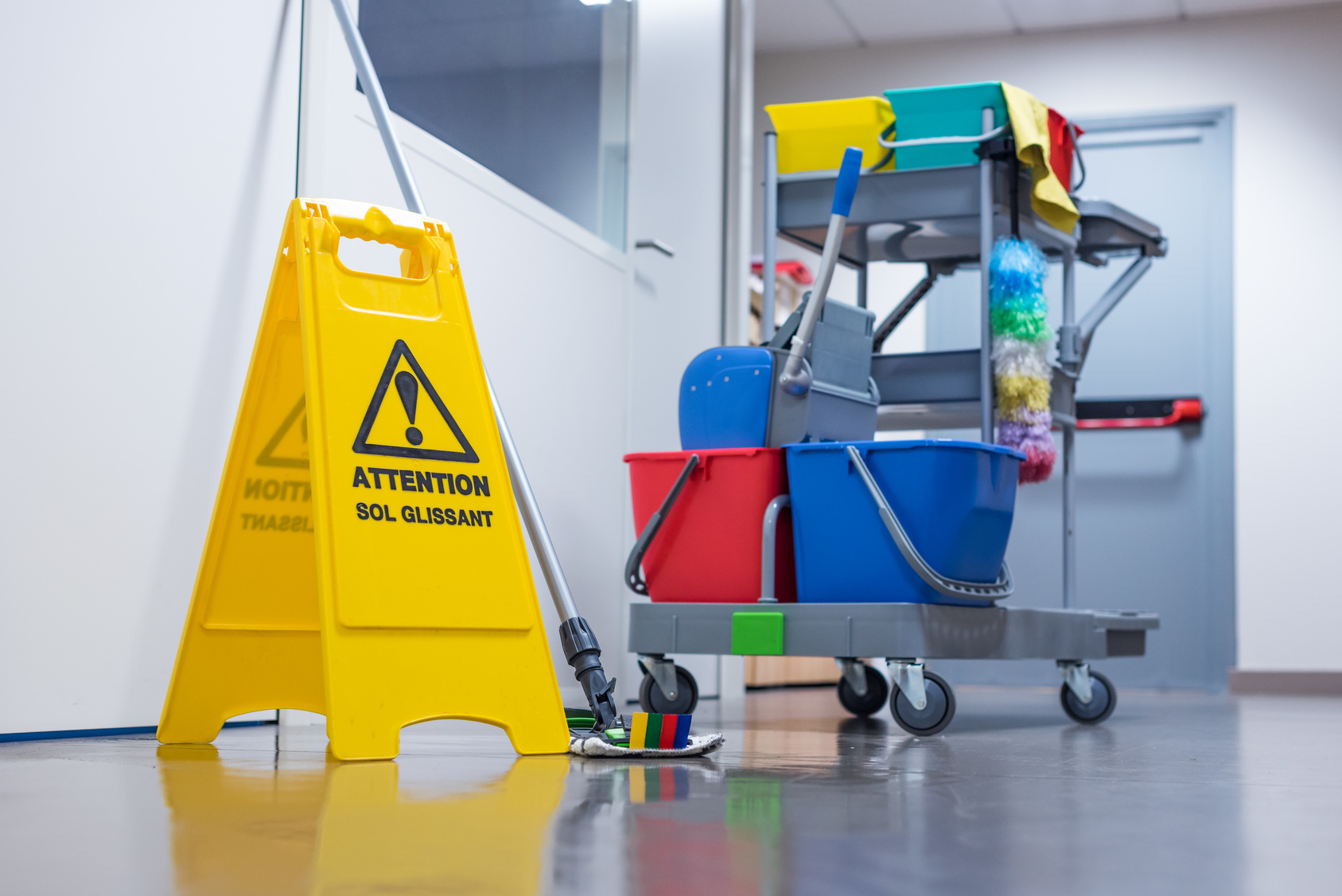 Chariot d'entretien dans un bureau et signalisation